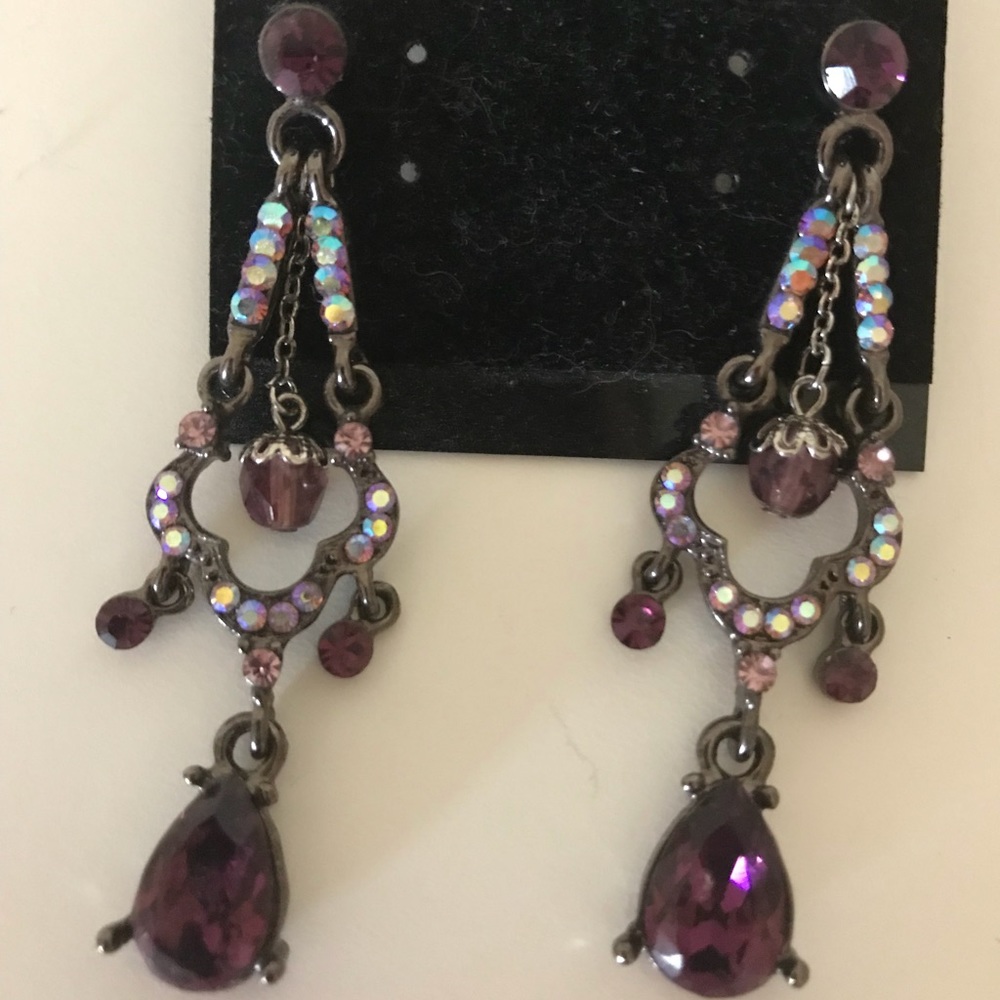 Like new pretty purple dangle ear rings